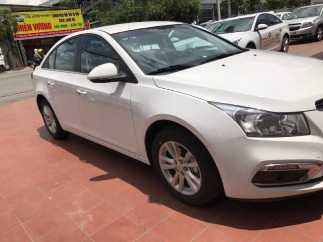 Cần bán gấp Chevrolet Cruze 1.6LT 2017, màu trắng chính chủ