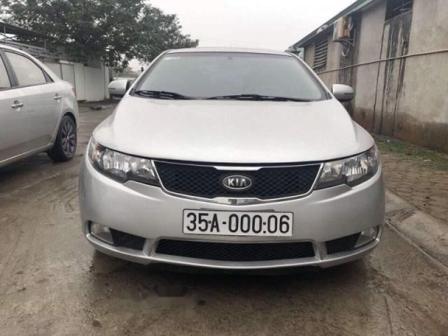 Cần bán gấp Kia Forte SLI sản xuất 2011, màu bạc, nhập khẩu nguyên chiếc số tự động0