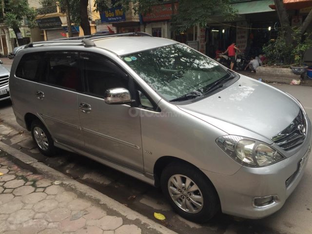 Cần bán xe Toyota Innova 2.0V sx 2010 số tự động màu bạc