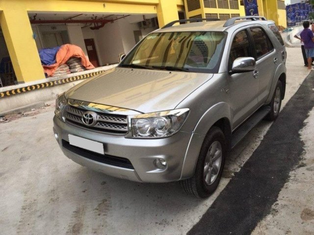 Cần bán Toyota Fortuner 2011 số tự động, máy xăng, 2 cầu0