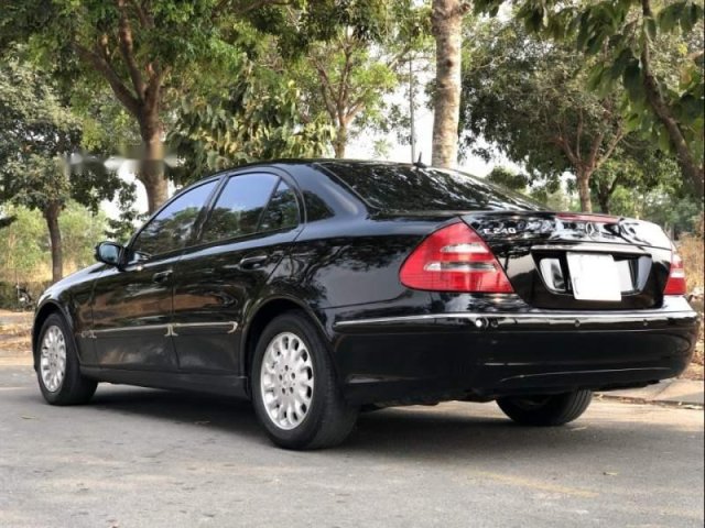 Cần bán xe Mercedes E240 sản xuất 2004, màu đen chính chủ