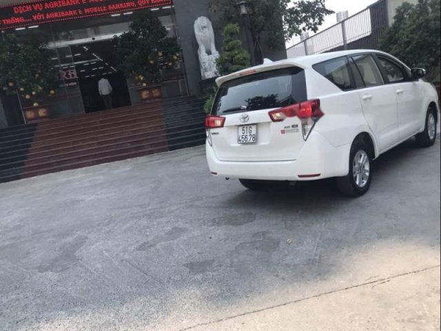 Bán lại xe Toyota Innova sản xuất năm 2017, màu trắng, nhập khẩu