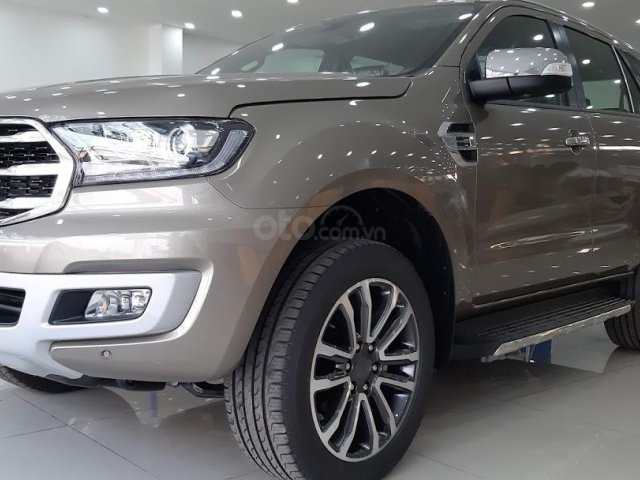 Bán xe Ford Everest Titanium 4x2, màu vàng cát, xe nhập giao ngay0