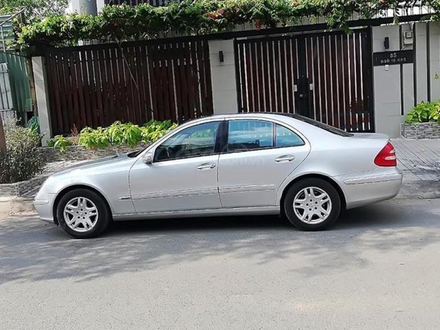 Cần bán lại xe Mercedes E280 đời 2005, màu bạc chính chủ