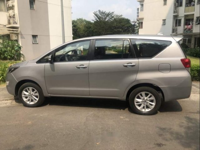 Cần bán lại xe Toyota Innova E 2017, số sàn