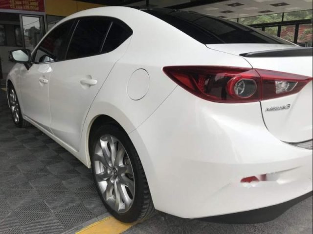 Cần bán gấp Mazda 3 sản xuất 2017, màu trắng0