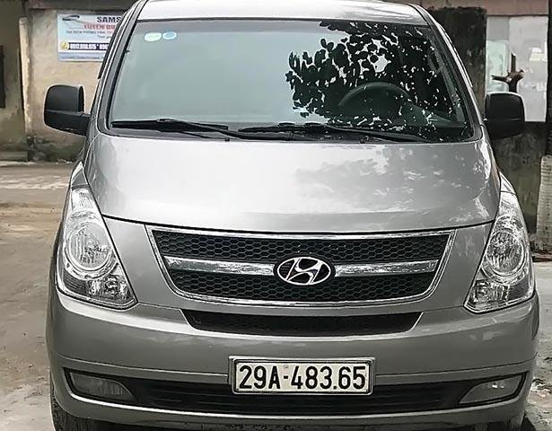 Cần bán Hyundai Grand Starex đời 2011, màu bạc, nhập khẩu