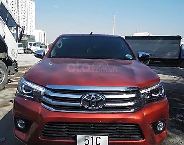 Cần bán xe Toyota Hilux đời 2017, màu đỏ như mới