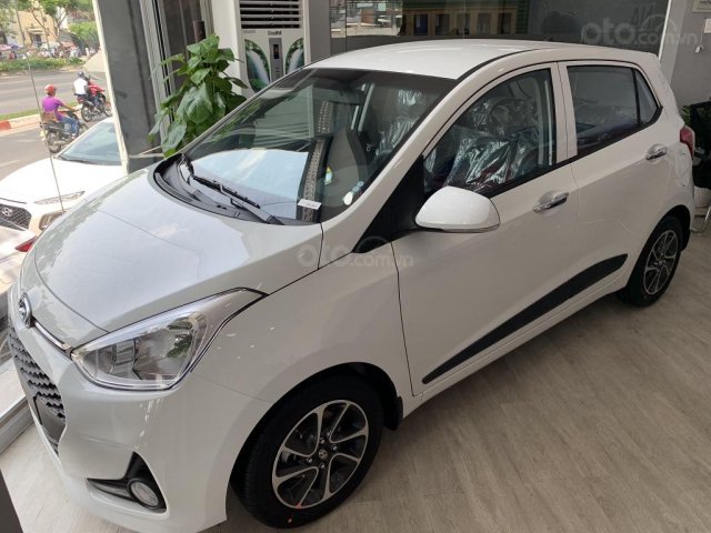 Bán xe Hyundai Grand i10 1.2 AT đời 2019, màu trắng, giá tốt nhất miền Nam0