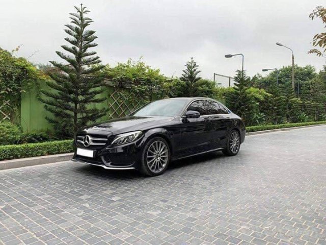 Chính chủ cần bán Mercedes C300 đời 2018, màu đen, nhập khẩu nguyên chiếc