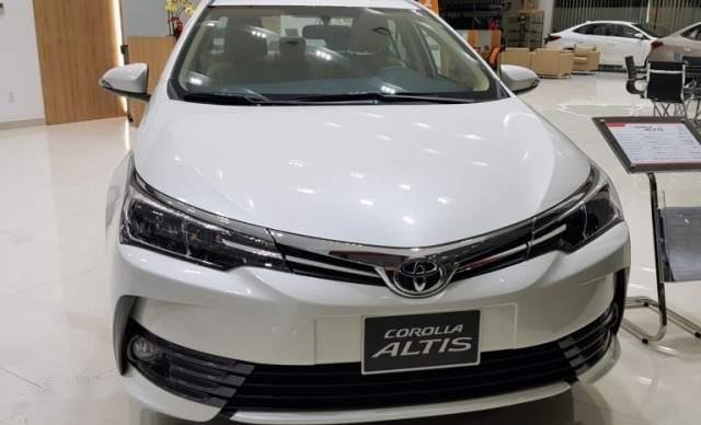 Bán ô tô Toyota Corolla Altis 1.8V 2019, màu trắng, giá tốt