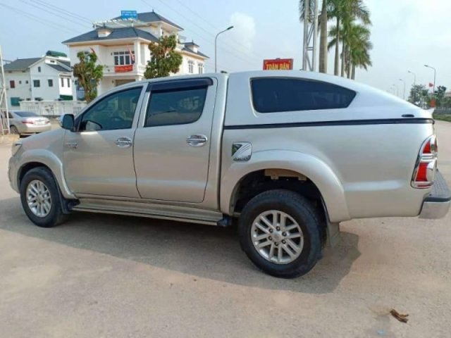 Bán xe Toyota Hilux đời 2013, màu bạc, nhập khẩu