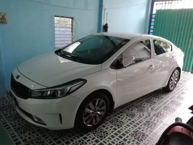 Bán Kia Cerato 2017, màu trắng như mới 