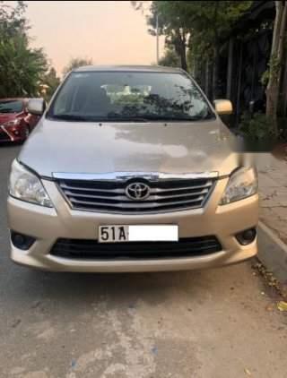 Cần bán lại xe Toyota Innova đời 2013, màu vàng số sàn