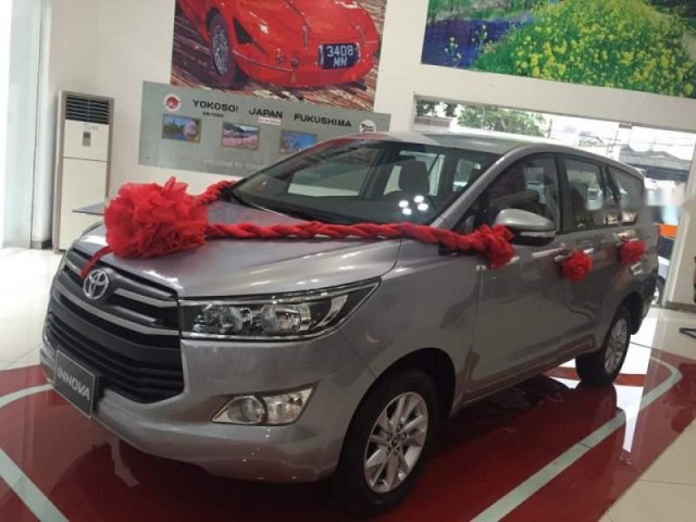 Cần bán xe Toyota Innova đời 2019, màu xám, 721 triệu