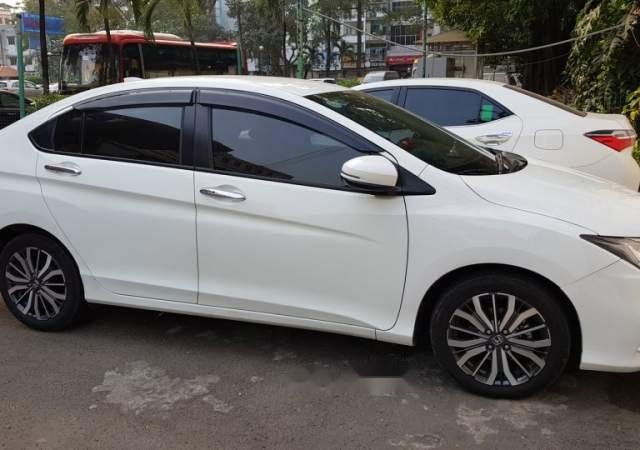 Cần bán gấp Honda City AT đời 2018, màu trắng 