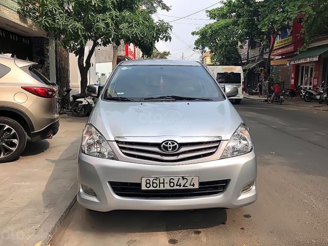 Cần bán Toyota Innova đời 2010, màu bạc