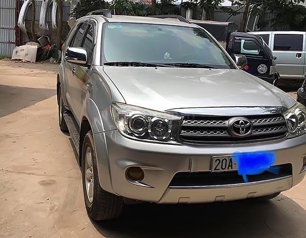 Bán Toyota Fortuner đời 2011, màu bạc chính chủ0