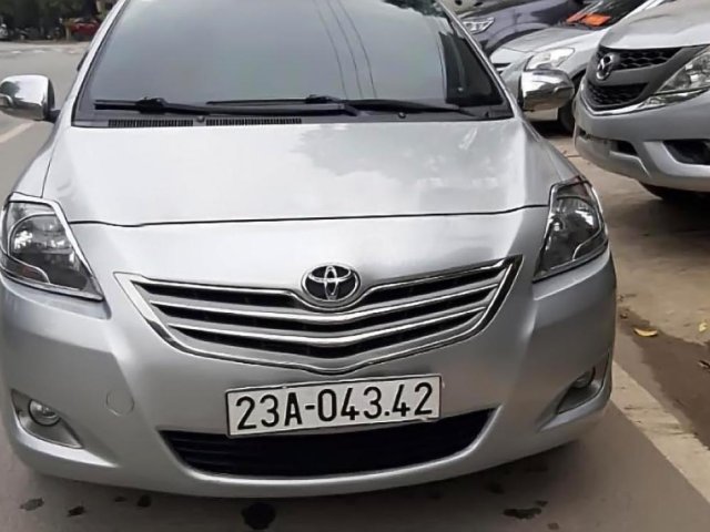 Cần bán gấp Toyota Vios E 2013, màu bạc