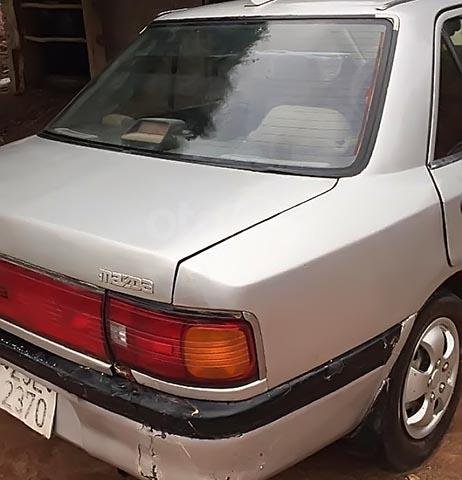 Cần bán Mazda 323 năm 1996, màu bạc, xe đẹp, điều hoà mát