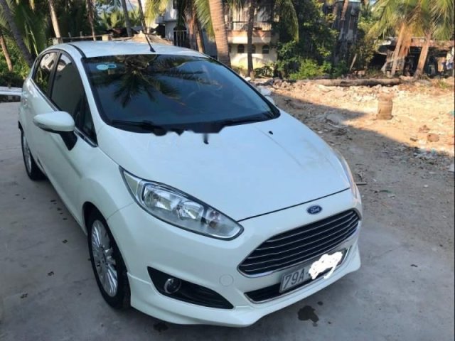 Cần bán gấp Ford Fiesta Sport sản xuất năm 2015, màu trắng0