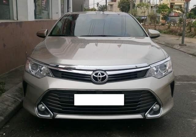 Cần bán Toyota Camry 2.0E năm sản xuất 2015 xe gia đình, giá chỉ 840 triệu