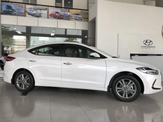 Bán Hyundai Elantra 1.6AT đời 2018, màu trắng