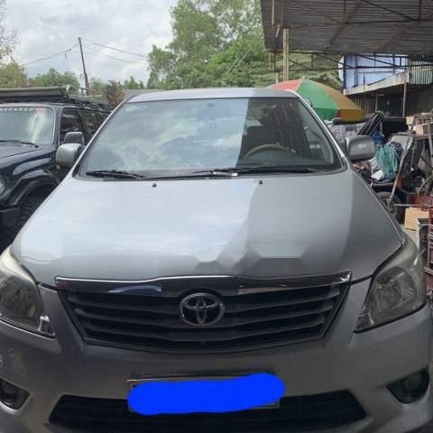 Cần bán lại xe Toyota Innova sản xuất 2012, màu bạc chính chủ