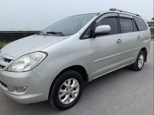 Cần bán gấp Toyota Innova năm sản xuất 2007, màu bạc còn mới0