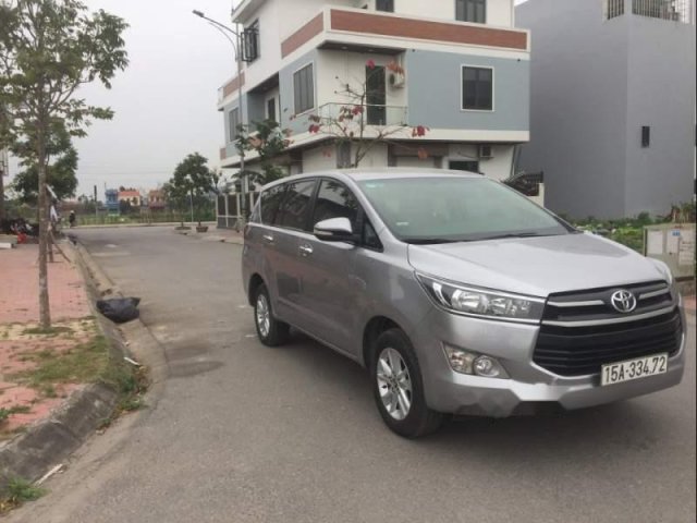 Cần bán gấp Toyota Innova 2017, màu bạc số sàn, 699tr