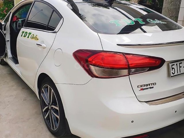 Cần bán gấp xe Cerato 2016 AT, chính chủ, màu trắng, nội thất màu kem, đã đi 51000 km