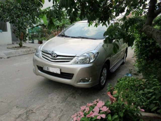 Xe Toyota Innova đời 2011, màu vàng còn mới giá cạnh tranh0