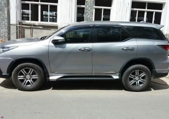 Cần bán gấp Toyota Fortuner đời 2017, màu bạc