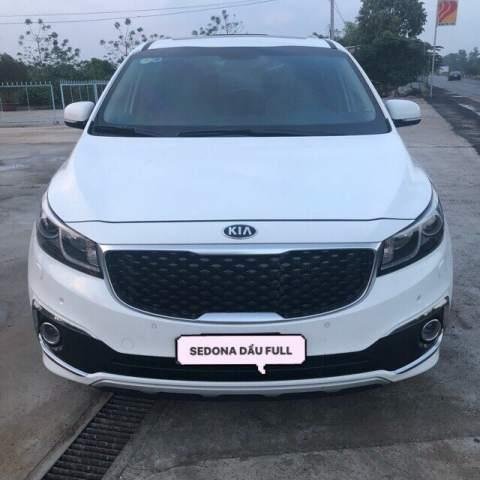 Cần bán gấp Kia Sedona sản xuất 2016, màu trắng xe gia đình