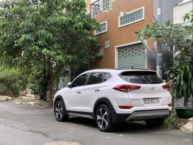 Cần bán gấp Hyundai Tucson Turbo 2018, odo 1 vạn, đã lên full đồ, chưa hạ bánh sơ cua