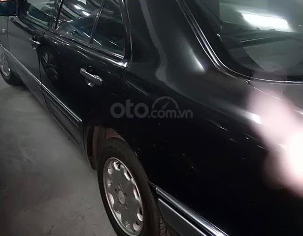 Bán ô tô Mercedes E230 MT 1996, màu đen, giá 85tr0