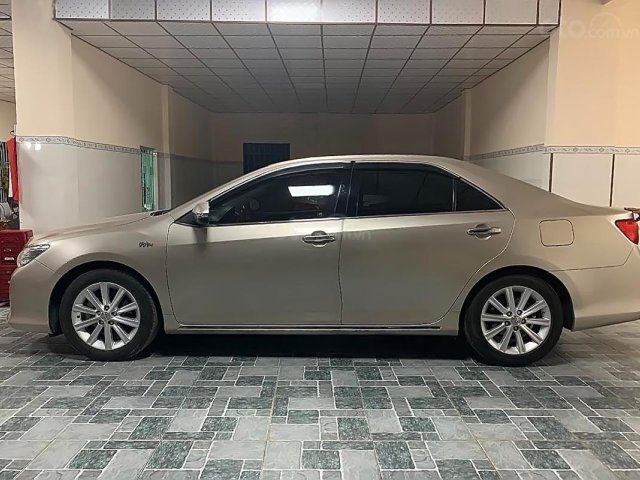 Cần bán lại xe Toyota Camry 2.5Q đời 2013, màu vàng