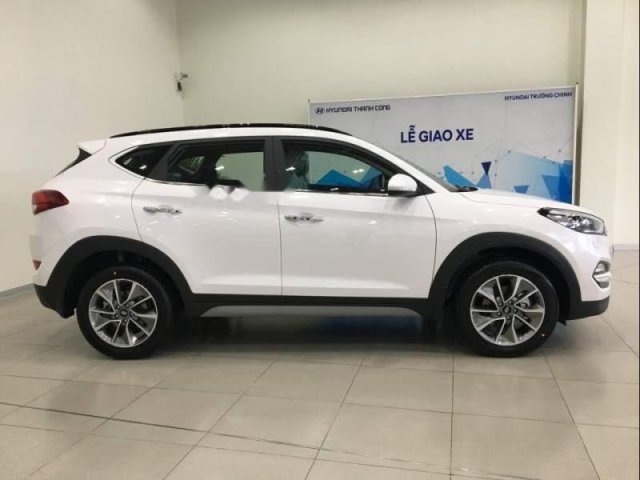 Bán xe Hyundai Tucson sản xuất 2019, màu trắng, mới 100%