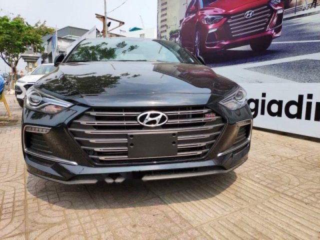 Bán Hyundai Elantra năm sản xuất 2019, màu đen, 720tr0