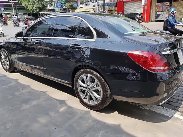 Cần bán gấp Mercedes C200 sản xuất năm 2018, màu đen