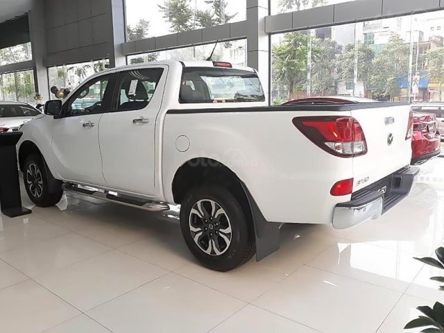 Bán ô tô Mazda BT 50 2.2L 4x2 AT sản xuất năm 2019, màu trắng, nhập khẩu 0