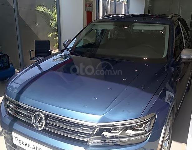 Bán xe Volkswagen Tiguan Allspace đời 2018, màu xanh dương (2B2B) nội thất màu đen