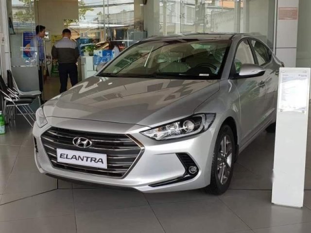 Bán Hyundai Elantra năm sản xuất 2019, màu bạc