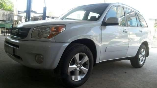 Bán ô tô Toyota RAV4 sản xuất 2005, màu trắng, nhập khẩu nguyên chiếc, giá 535tr