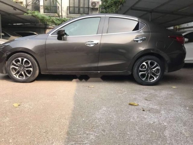 Bán xe Mazda 2 năm sản xuất 2016 số tự động, màu nâu vàng, nội thất còn mới