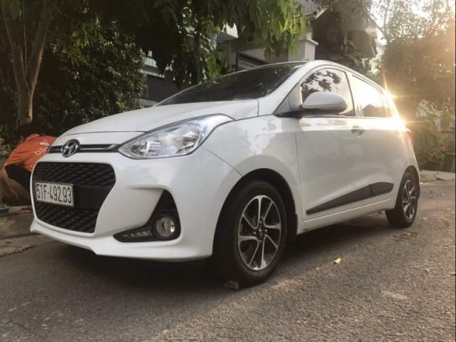 Cần bán Hyundai Grand i10 1.2AT 2017, màu trắng