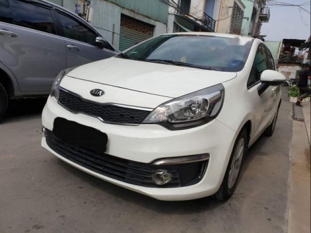 Gia đình bán Kia Rio sản xuất 2015 và đăng ký mua lăn bánh đầu 2016, số tự động, màu trắng