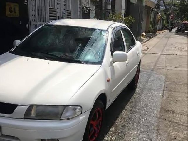 Bán xe Mazda 323 màu trắng, đời 2001, máy móc ổn