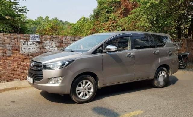 Cần bán gấp Toyota Innova đời 2017, xe gia đình