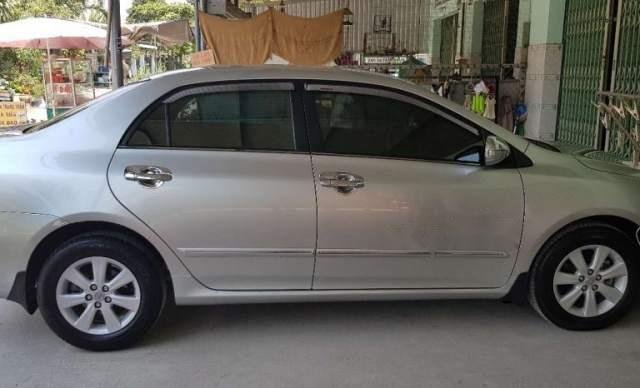 Cần bán gấp Toyota Corolla altis 1.8 năm 2013, màu bạc0